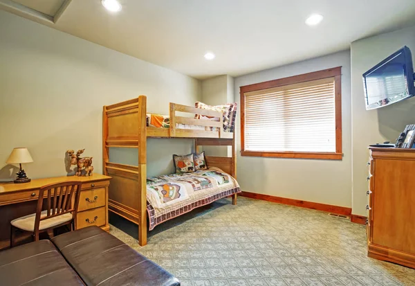 Kamar tidur anak-anak menampilkan tempat tidur yang nyaman. — Stok Foto