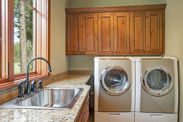 Lavanderia enorme com máquina de lavar e secar roupa branca — Fotografia de Stock