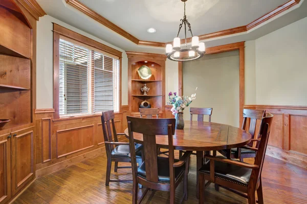 Doce sala de jantar interior com muitos detalhes de madeira . — Fotografia de Stock