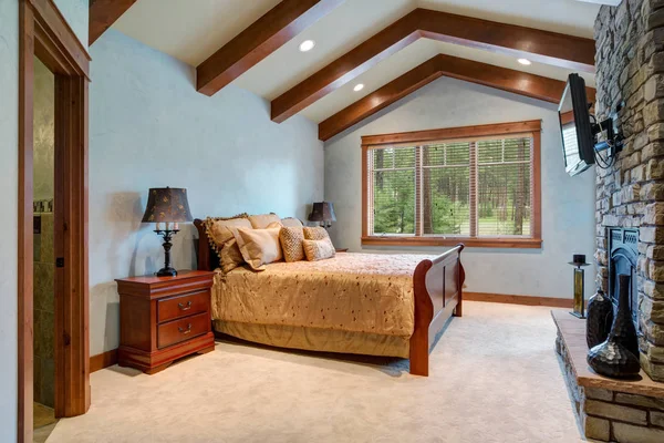 Chic master bedroom with vaulted ceiling — Stock Photo, Image