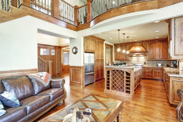 Gourmet kitchen with an oversized kitchen island — Stock Photo, Image