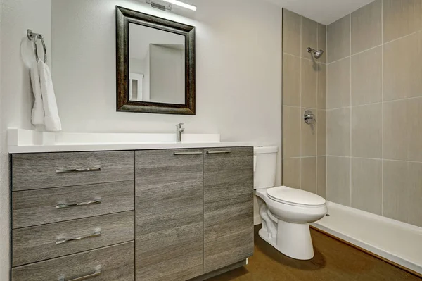Новый дизайн интерьера серой ванной комнаты . — стоковое фото