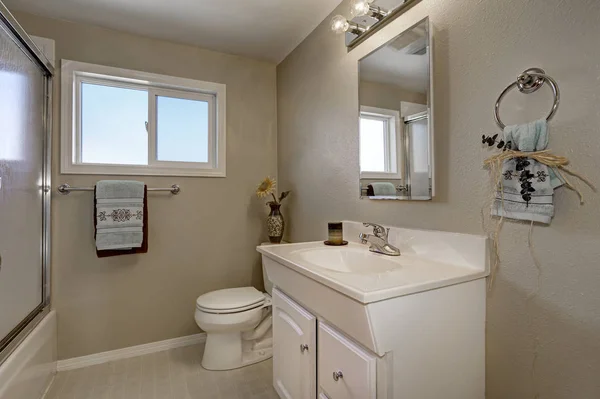 Clean and warm bathroom interior — Stock Photo, Image