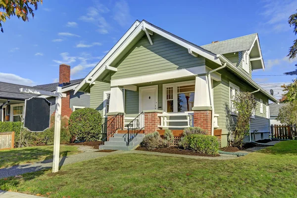 Charming craftsman home with a covered front porch. — Stock Photo, Image