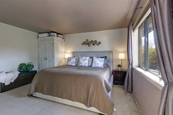 Graues, lichtdurchflutetes Schlafzimmer mit Doppelbett — Stockfoto