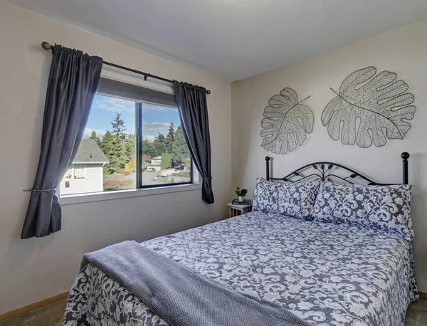 Weiß-graues Schlafzimmer mit eisernem Bett — Stockfoto