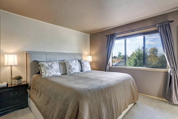 Grey light filled bedroom with master bed — Stock Photo, Image