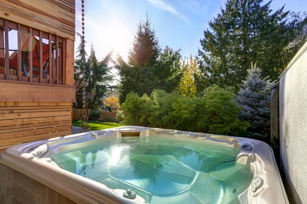 Vista del patio trasero con bañera de hidromasaje para una relajación tranquila . —  Fotos de Stock