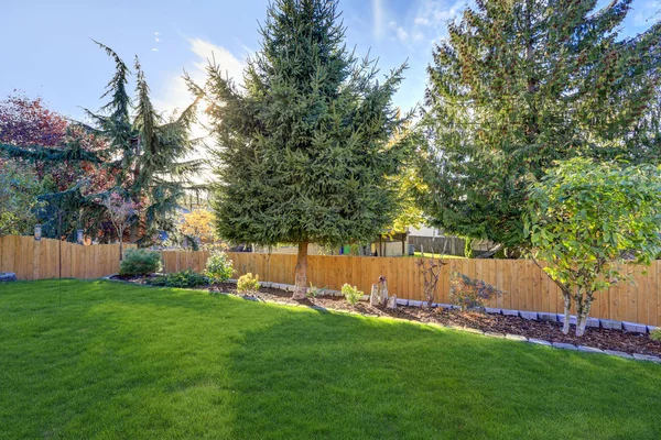 Nicely manicured backyard with Beautiful landscaping — Stock Photo, Image