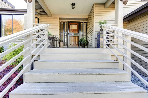 木楼梯漆成白色导致舒适的覆盖入口门廊 — 图库照片