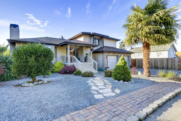 Mooi huis buitenkant met mooie lahdscape design. — Stockfoto