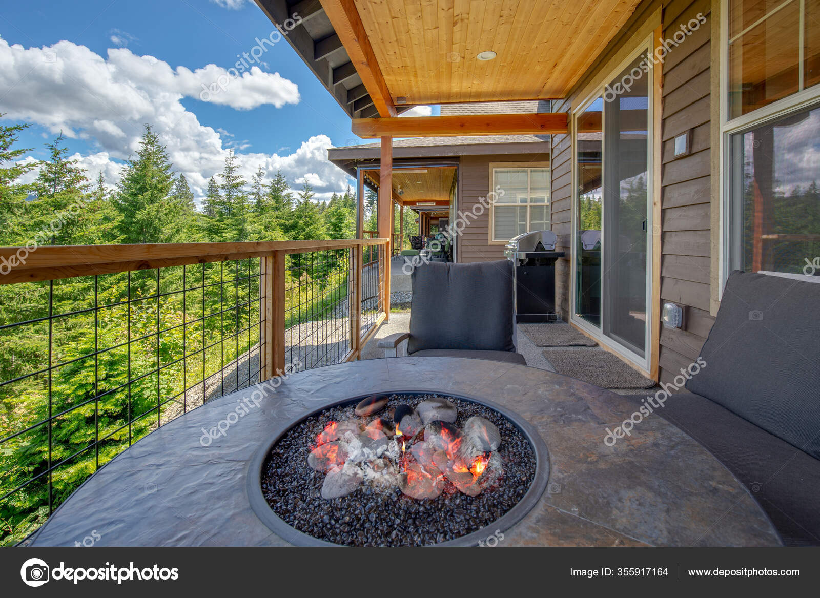 Increíble Patio Con Balcón Con Chimenea Vista Bosque Las Montañas — Foto de  stock #355917164 © iriana88w, image size:1600x1167