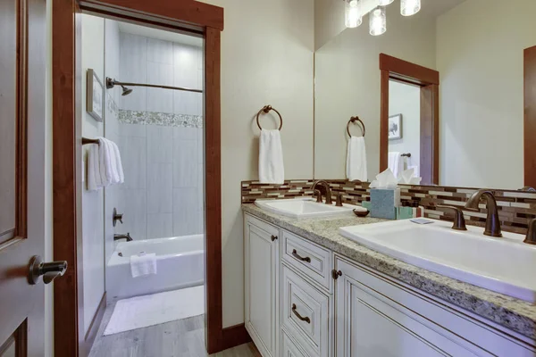 Nové Luxusní Koupelny Bohatou Barvou Dřevěných Dveří Přírodní Béžové Desky — Stock fotografie