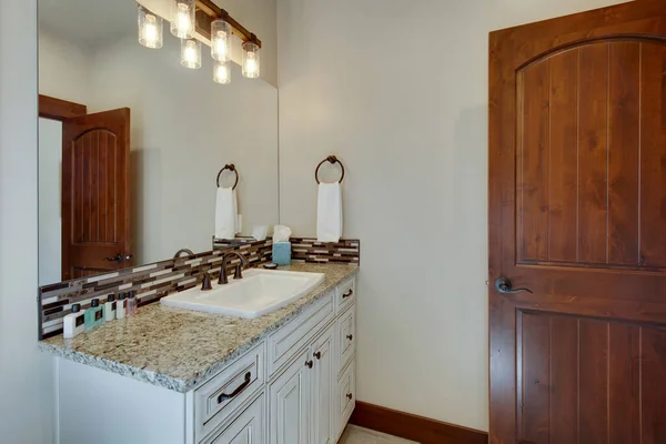 Neue Luxus Badezimmer Mit Hölzernen Türen Satter Farbe Natürliches Beige — Stockfoto