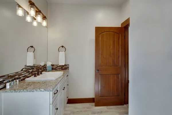 New Luxury Bathrooms Rich Color Wooden Doors Natural Beige Countertops — Stock Photo, Image