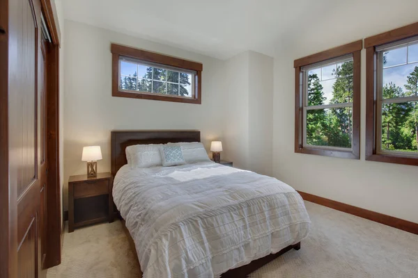 Lichte Nieuwe Natuurlijke Tinten Slaapkamer Met Queen Size Bed Met — Stockfoto