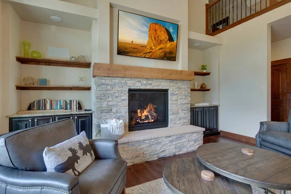 Absolutně Krásný Luxusní Obývací Pokoj Obrovským Klenutým Stropem Krbem Harwoodovou — Stock fotografie