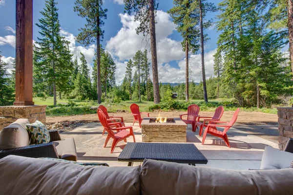 Riesige Offene Natur Hinterhof Mit Feuerstelle Erstaunliche Terrasse Und Roten — Stockfoto