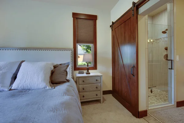 素晴らしいデザイン ベージュ グレー ホワイトトーン テレビの上のドレッサー 豊かな木製のドア 窓ブラインド グレーのカーペットを備えた美しい大きな豪華な新しいベッドルーム 居心地の良い 実用的な — ストック写真