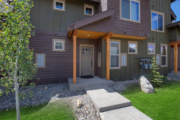 Neues modernes Haus verfügt über einen Hinterhof mit Patio