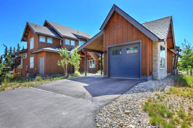 Sedir, doğal ahşap, yeni ev dış cephesi mavi kapısı ve geniş yolu olan ayrı bir garajı var..