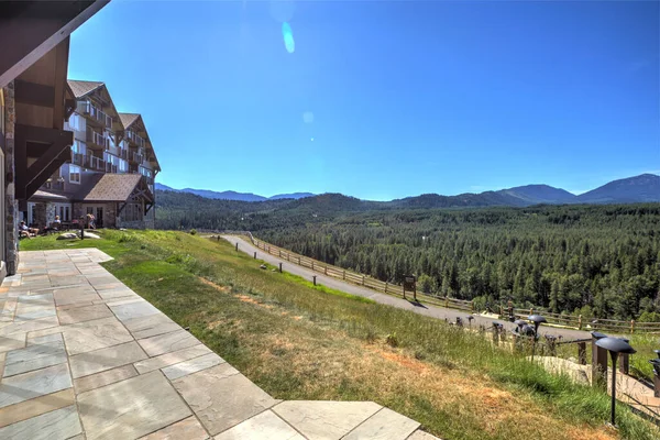Prachtige Open Vallei Met Cascade Bergen Pijnbomen Grote Lodge Met — Stockfoto