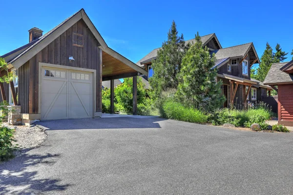 Casa Rustica Legno Grigio Con Porta Garage Bianca Pini Ampio — Foto Stock