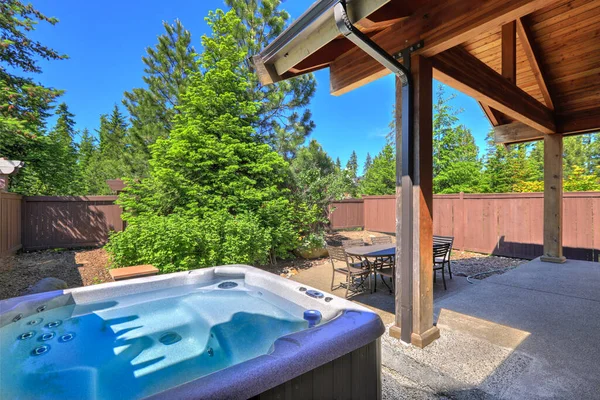 Small Fenced Back Yard Space Dining Room Table Hot Tub — Stock Photo, Image