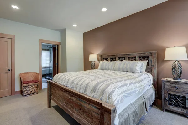 巨大なベッドルームと素晴らしい家具付きの高級ベッドルーム 金属元素と茶色の壁を持つ素朴な重い木 — ストック写真