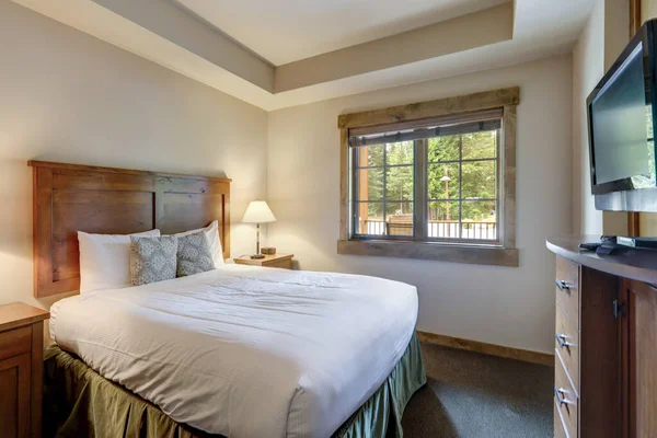 米色墙壁和3D天花板 在一个豪华的小度假卧室里 有一张大的王床和电视 — 图库照片