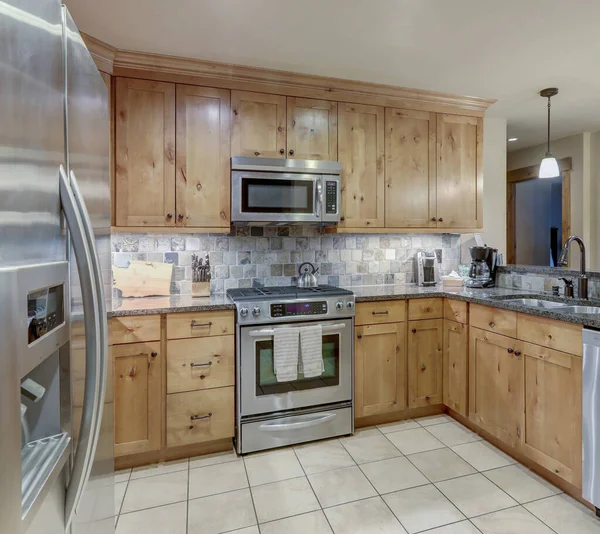 Natuurlijke Luxe Houten Appartement Keuken Met Grijze Steen Backsplash Roestvrij — Stockfoto