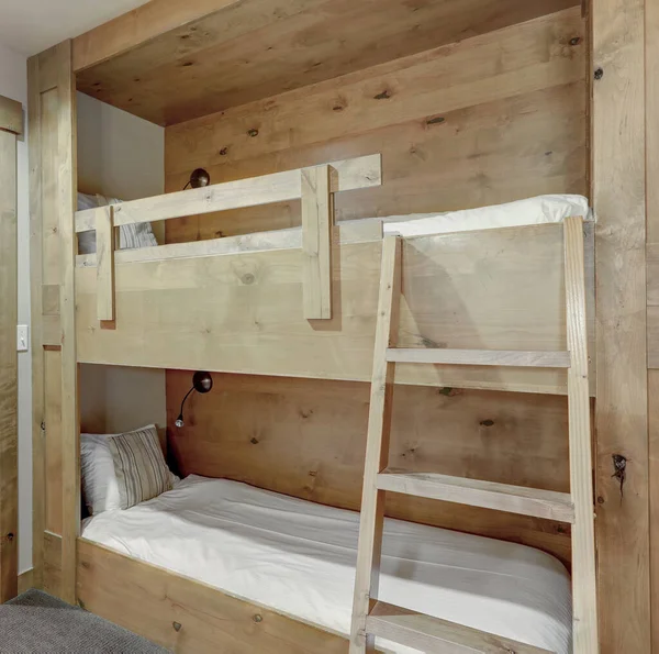 舒适的家 有木制双层床 供成人或儿童使用 并打开浴室的门 — 图库照片