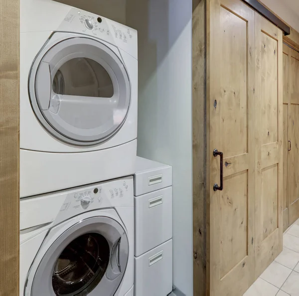 コンドミニアム廊下でお互いに素敵な洗濯室白い洗濯機と乾燥機のスタック — ストック写真