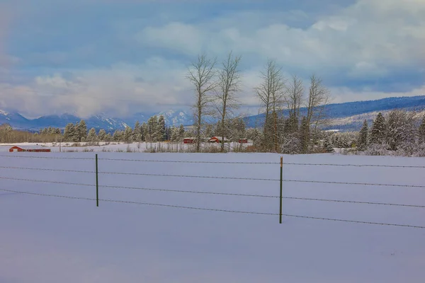 シアトルの近くの山の中で雪に覆われた冬のアメリカの小さな町 — ストック写真