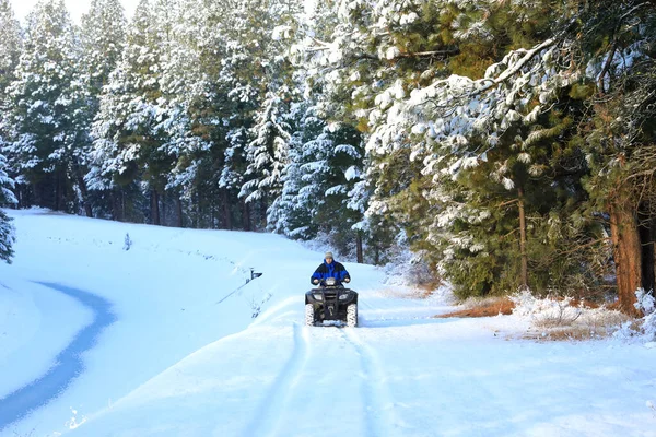 Hombre Montando Moto Nieve Cuatro Ruedas Sendero Del Lado Del —  Fotos de Stock