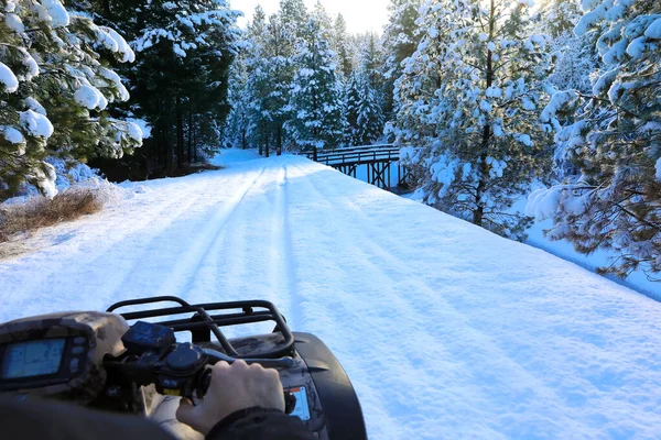 Man Rijden Sneeuwscooter Vierwieler Het Platteland Pad — Stockfoto