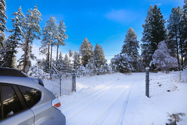 Calle Winter Con Mucha Nieve Con Entrada Privada Coche Con — Foto de Stock