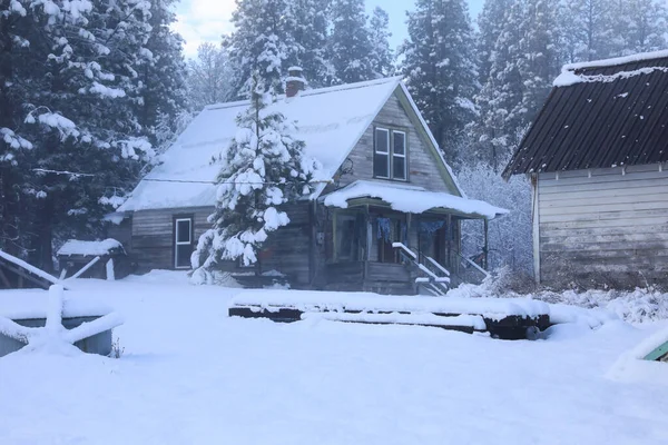 Winter Oud Amerikaans Landschap Met Rustieke Huizen Auto Hekken Bedekt — Stockfoto