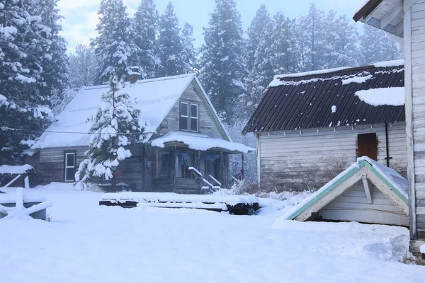 冬季美国古老的乡村风景 布满了乡村房屋 汽车和雪堆的栅栏 — 图库照片