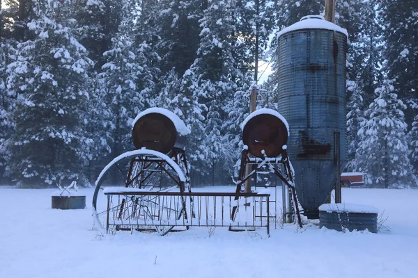 Winter Oud Amerikaans Landschap Met Rustieke Huizen Auto Hekken Bedekt — Stockfoto