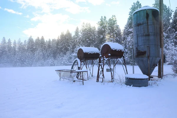 Winter Oud Amerikaans Landschap Met Rustieke Huizen Auto Hekken Bedekt — Stockfoto