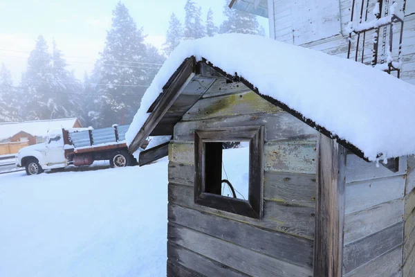 Winter Oud Amerikaans Landschap Met Rustieke Huizen Auto Hekken Bedekt — Stockfoto