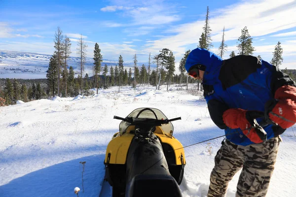 Άνθρωπος Ιππασία Snowmobile Στα Βουνά Πεύκα Και Σπίτια — Φωτογραφία Αρχείου