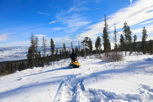 Hombre Montando Moto Nieve Las Montañas Con Pinos Casas — Foto de Stock