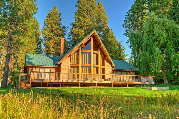 Beautifufl Casa Cedro Grande Con Estanque Pinos — Foto de Stock