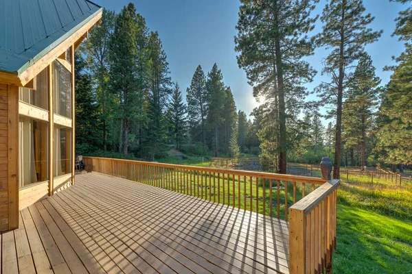 Bellissima Grande Casa Cedro Con Stagno Pini — Foto Stock