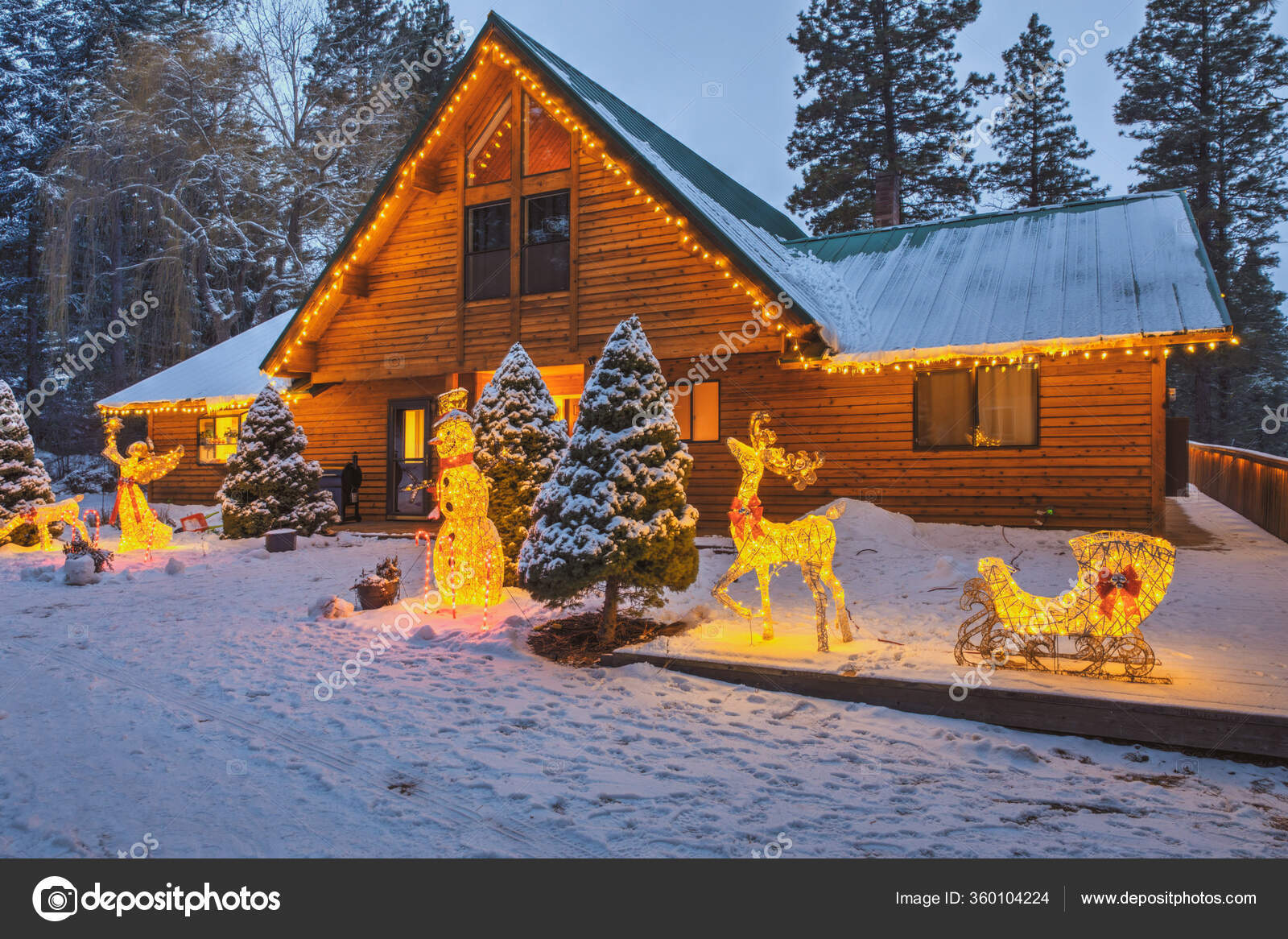 Casa nieve navidad fotos de stock, imágenes de Casa nieve navidad sin  royalties | Depositphotos