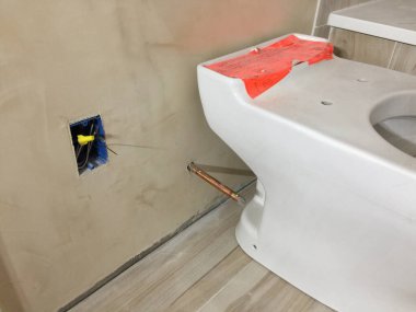 Tuvalet döşeme detayları elektrik ve su tesisatı ile banyo tadilatı sırasında. 