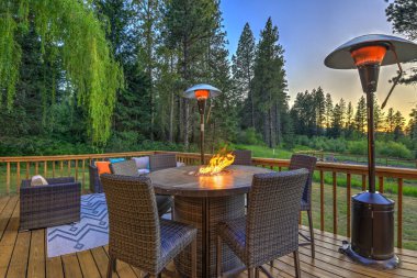 Akşamları yeni deisgn dış mobilyalarıyla birlikte güzel bir dağ evi elma şarabı..