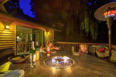 Akşamları yeni deisgn dış mobilyalarıyla birlikte güzel bir dağ evi elma şarabı..